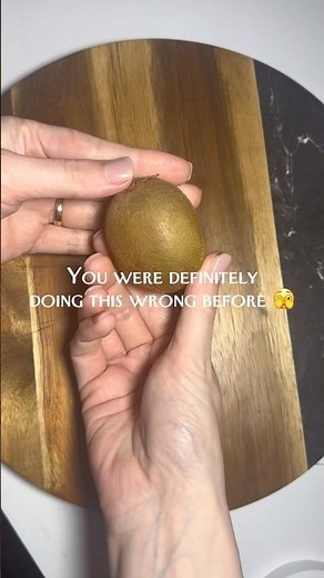How to properly peel a kiwi 👀#hack #easymomlife #cookingtips #lifehacks