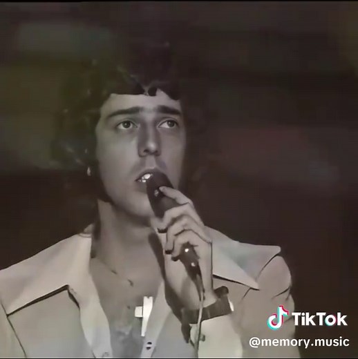José Augusto - Candilejas (1974) José Augusto es un cantante brasileño conocido por popularizar la canción «Candilejas» en español en 1974, que fue una versión de la melodía de la película de Charlie Chaplin. Aunque a menudo se le atribuye a Roberto Carlos, fue José Augusto quien grabó la versión en español de la pieza musical original. La melodía original fue compuesta por Charlie Chaplin para su película de 1952, Limelight (conocida como Candilejas en español). La pieza original solo era instr