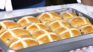 30K views · 1.8K reactions | Hi lovelies, here is my simple light and fluffy homemade hot cross buns recipe. I hope you enjoy it as much as enjoy creating the recipe for you. ❤️❤️❤️. . The detailed written recipe can be found here https://cheflolaskitchen.com/hot-cross-buns-recipe/ | Chef Lola's Kitchen | Facebook