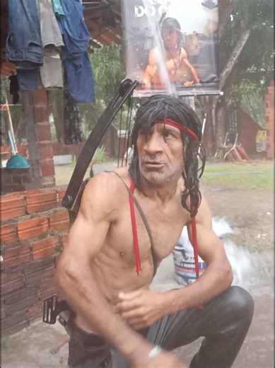 rambo do Ceará tomando banho na chuva