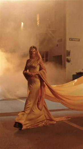 @biancabalti interpreta el papel de Rebecca Ferguson en #Dune. La modelo lució uno de los looks más memorables de la diseñadora de vestuario Jacqueline West para la cinta. | Vogue Latam
