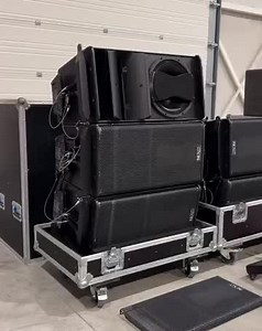 🔊 El Sistema NEXO Geo S12 es un sistema line array compacto que redefine el rendimiento en instalaciones fijas y aplicaciones móviles. Equipado con transductores de alta eficiencia y guías de onda GEO patentadas, ofrece: ✅ Cobertura vertical y horizontal controlada gracias a su tecnología de curvatura variable y waveguide hiperboloide. ✅ SPL hasta 133 dB, manteniendo claridad incluso en escenarios exigentes. ✅ Configuración modular: modelos S1210 (10°) y S1230 (30°) permiten adaptabilidad total