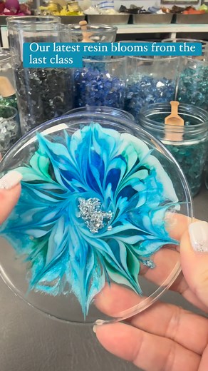 Create a beautiful set of resin coasters with us in Panama City Beach, make your reservation at www.crushedpcb.com Or shop our store #christmas2025 #resinart #coastaldecor #Christmas #panamacitybeach #SouvenirGoals #Christmasgifts | Crushed Glass Art Studio PCB