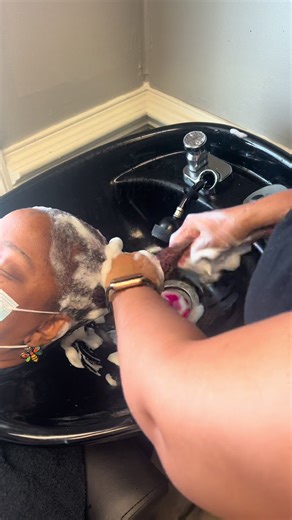 Watch my shampoo service as I prepare my client for braid style #shampoo #relaxing