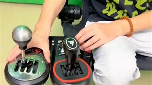 图马思特（THRUSTMASTER）控制器