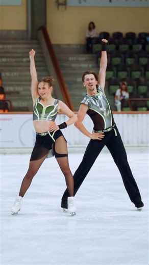 90ies 🪩 🎶 Der neue Rhythm Dance von Charise Matthaei/Max Liebers. Die Chemnitzer trainieren in Mailand, dem Austragungsort der Olympischen Winterspiele 2026 ✨️ 🎥 @svenvee #RoadtoMailandCortina2026 | Deutsche Eislauf-Union
