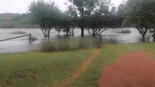 REËN VAN HOOP DROOGTE BUIG VOOR DIE HERE SE SEËN, DIE AARDE ASEM DIEP MET DIE EERSTE REËN, GROEN GRAS PRONK Ń TAPYT VAN LEWE, DIE VOËLS SING BLY, HUL LIEFDE SWEWE. DIE LUG IS SKOON, DIE WÊRELD NUUT, Ń STIL BELOFTE DEUR DONDER HERNU. DIE DAMME VUL MET WATER WAT STROOM, EN BOERE GLIMLAG, HUL HARTE IS VOL WANT HULLE KAN WEER DROOM. DANKIE, O HEMEL, VIR HIERDIE GENADE, VIR HOOP WAT GROEI EN ELKE BLAAR SE SKADE. REËN BRING LEWE, HERNUWING, VERTROUE. Ń AARDE WAT JUIG ONDER HEMELBLOU SKOUE.....🙏🏻 | R
