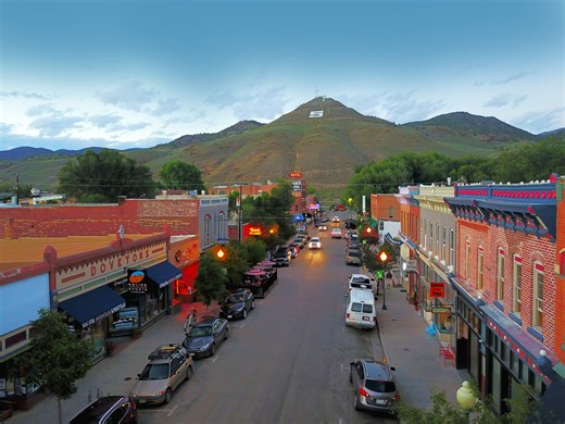 This fall, skip the crowds—go midweek to Buena Vista and Salida. Two historic mountain towns, four natural hot springs, miles of biking and hiking, and amazing golden scenic drives. Breathe deeper, soak longer, save more. Plan your getaway at https://www.colorfulcolorado.com/ | Now This is Colorado