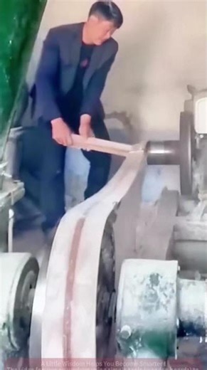 Daily life in the factory: Maintenance tips for conveyor beltsusing a wooden board boosts efficienc!