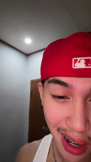 Casual Fashion Tips with a Red Baseball Cap