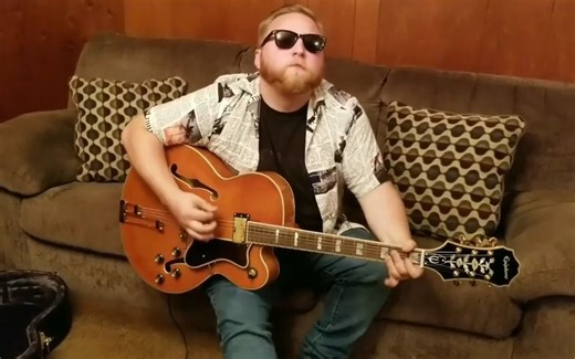 Epiphone Broadway爵士电吉他 中空体吉他的自然声学投射令人印象深刻，但无论何时上台，您仍将使用插入式演奏。那时您会听到其复古风格电子设备的魔力。