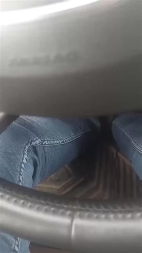 😲 “Uz kāda pamata jūs mani apturējāt un uz kāda pamata man tagad kaut ko prasāt!?” strīdas “Audi” vadītājs, īsi pirms viņš bēgot no policijas ietriecās tās busiņā | Delfi.lv