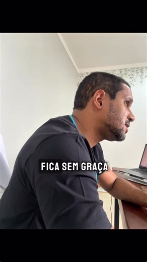 Aldeia do Tio Pedro | Saúde Infantil 🏕️ on Instagram: "🍭 Por que criança menor de 2 anos NÃO deve comer doce? (Mesmo “só um pouquinho”) Você já ouviu alguém dizer: “mas é só um pedacinho…”? Na ciência, antes dos 2 anos, não existe “só um pouquinho”. O paladar do bebê está em formação. Quando oferecemos açúcar cedo, o cérebro aprende rápido que doce é o estímulo de maior prazer. Isso faz com que, depois, a criança rejeite frutas, legumes e alimentos naturais, buscando sempre sabores mais intens