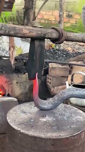 Forging a Strong Crowbar Manually with Traditional Blacksmith Skills