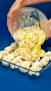 1.7M views · 5.6K reactions | Endlich habe ich das perfekte Rezept für Hähnchenbrust gefunden! Einfach und schnell Zutaten: Blumenkohl: 1 St Hühnerbrust: 1 St Eier: 3 St Sauerrahm: 200 g schwarzer Pfeffer: 3 g Salz: 3 g Mozzarella: 100 g Zwiebel: 1 St Tomaten: 2 St Parmesan: 10 g | Schmackhaft.tv | Facebook