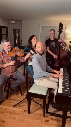 Le trou de mémoire 🎶 Reel à tempo modéré dont l'une des parties sert de thème dans la chanson engagée "la fontaine" qui se retrouve sur notre plus récent album! ⛲️ Mathieu Baillargeon Marie-Desneiges Hamel Renaud Labelle Grégoire Painchaud Résonances - Agence de spectacles | La Déferlance