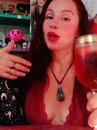 Ya tengo que amarrarme el hocico... jajaja... quería hacer lectura y vids y live pero la verdad me quiero dormir temprano porque quiero comenzar el año con otros horarios... bye. #recuerdos