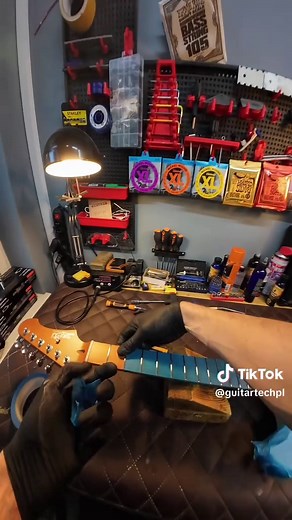 Jet Guitars JS-300 setup An hour of work compressed into a dynamic 3-minute video 🎥 The guitar went through a full check-up: – tightened all loose parts – tuners adjusted – nut lubricated – frets polished – new strings installed – protective film removed from knobs – action, neck relief, and intonation set A fast-paced, but real look into the process 🛠️ #luthier #guitartech #guitarist #guitar #pov