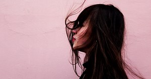 Quelle coupe de cheveux adopter quand on en perd beaucoup ?