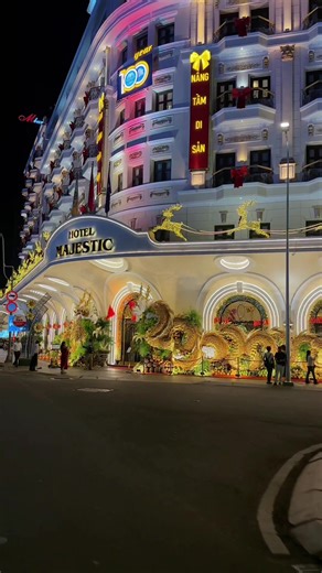 Cổng Song Long chào mừng kỷ niệm 100 năm thành lập Khách sạn Majestic, được chế tác thủ công từ lá dừa và trái cây #saigon #paophe