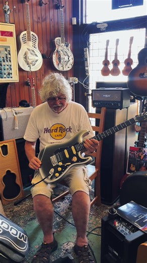 Discover the Guitar of the Week!