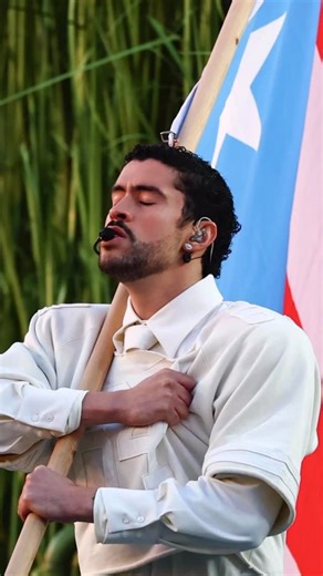 Leopoldo Barreto on Instagram: "benito e seu “boyfriend blush” assinatura ❤️‍🔥 - - #boymakeup #blush #tutorial #badbunny #superbowl"