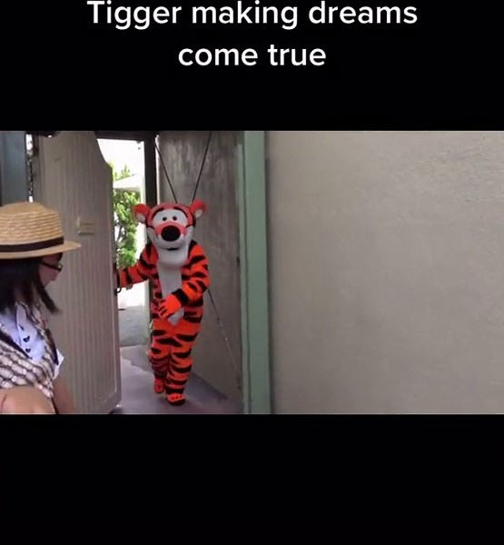 Tigger getting one last hug in #disney #tigger #winniethepooh #disneyparks #disneyland #disneytiktok #magickingdom