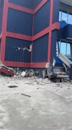 A major earthquake with 7.4 magnitude occurred in Port-Vila, Vanuatu. Landslides, buildings collapsed, people reportedly trapped. | David Wolfe