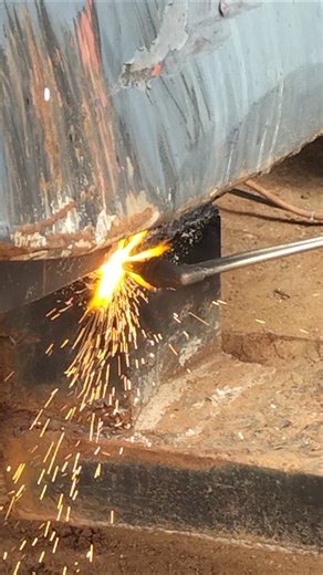 Removing Old Corroded Water Bowser Using Gas Cutter | Dismantling Work 🔥🛠️ #gascutting #shorts #10m