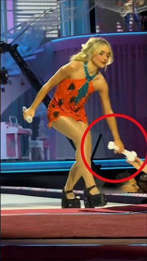 Sabrina Carpenter’s Prop Juno Poses! 😍💕