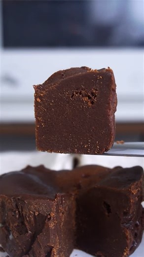 Syun Cooking on Instagram: "【材料3つ】レンジで3分！生チョコケーキ作り方！ 材料 ◯生チョコケーキ ・チョコレート150g ・牛乳100ml ・片栗粉30g 1.チョコレートを細かく割り、牛乳を流し入れる。 2.500wの電子レンジで2分加熱してよく混ぜる。 3.片栗粉を入れてよく混ぜる。 4.容器に生地を流し入れる。 5.500wの電子レンジで3分加熱する。 6.粗熱をとって、冷蔵庫で3時間以上冷やす。 7.冷えたら容器から取り出す。 Ingredients ◯ raw chocolate cake ・150g chocolate ・100ml milk ・30g potato starch #簡単レシピ #簡単料理 #お菓子作り #手作りお菓子 #お菓子レシピ #スイーツレシピ #レシピ動画 #簡単おやつ #syuncooking #チョコレート #バレンタイン"