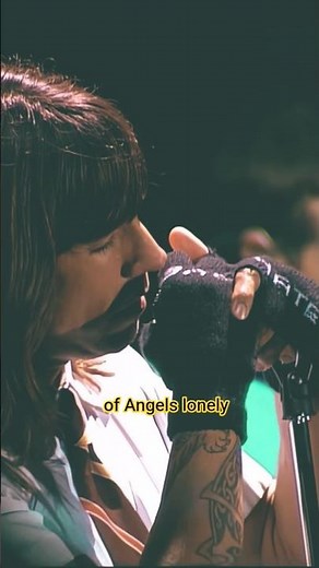 "Under the Bridge” Live 2004 – Red Hot Chili Peppers