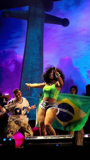 SZA Performs 'Kiss Me More' Live at Lollapalooza Brasil