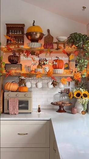 I love decorating open shelves in the kitchen for every season #homedecor #kitchenshelf #decorideas