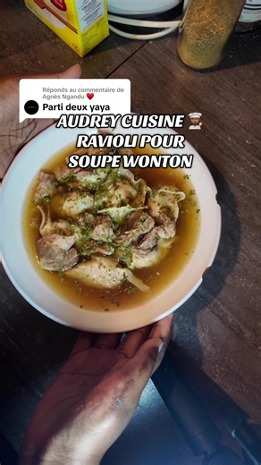 Réponse à @Agnès Ngandu ♥️ yaya PARTIE 2 : oignon, ail et oignon nouveau / cebette tu haches finement , viande de porc et de poulet haché, sauce soja salé, sauce poisson, glutamate (facultatif) maïzena et cube. Respectez la recette je vous jure que c’était incroyablement bon #wontonsoup #ravioli #gyoza #asianfoodlover #recettefacile