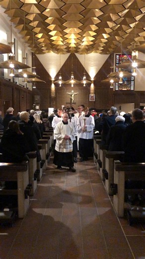 Utgångsprocession efter den heliga mässan i S:t Eriks domkyrka med anledning av 100årsjubileum av tidskriften Katolskt magasin. 29 januari 2026. | Stockholms katolska stift