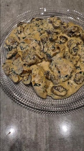 Poulet mijoté aux champignons et à la crème parfumé aux épices.🍗