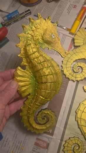 Der er gået søhest i den. Der testes forskellige look og hands-on teknikker #søhest #ballastcreativ #ballastærø #seahorses #seepferdschen | Ballast ÆRØ