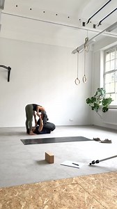 Wenn wir den ganzen Sonntag schon im Büro verbringen… 🧔🏻👧🏽⚡️😂 #spaßbeiderarbeit . #teammorrison #alwaysachild #brownsugar #superman #acrojam #behindthescenes | Mady Morrison - Yoga Lifestyle