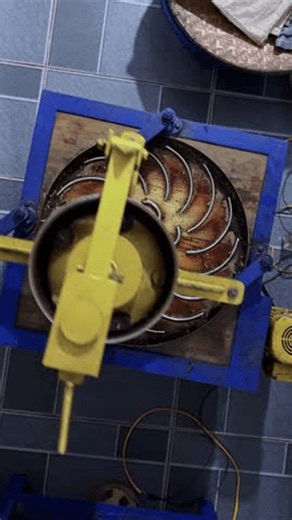 clip-4030164885-top-down-view-old-fashioned-machine-rolling