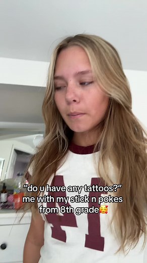 Tatuajes stick and poke: recuerdos de la escuela