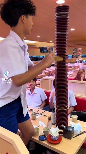 泰国学生在泰国吃日料，被海对面的日本人网暴。首先，要求把寿司碟摞在一起是日本人的风俗，没人弄脏桌面。其次，一般人看见正在长身体的青少年吃得多，都觉得活泼可爱，为什么日本人如此心理阴暗？最后，说到底泰国人在泰国吃饭关日本人什么事，日本人太把自己当回事了吧？