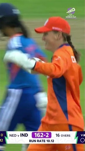 Skipper Babette de Leede dives to her left and completes a brilliant catch 👏