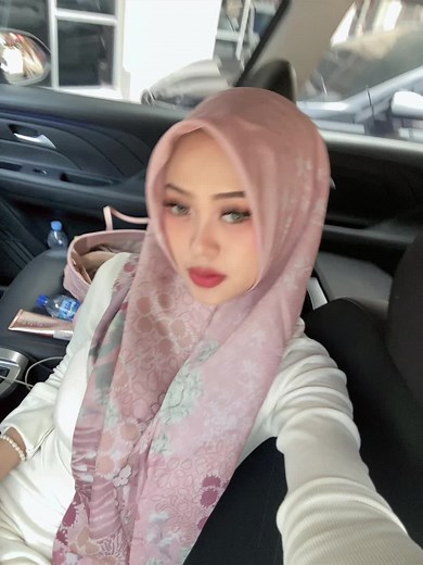Fashionable Hijab Styles While Driving