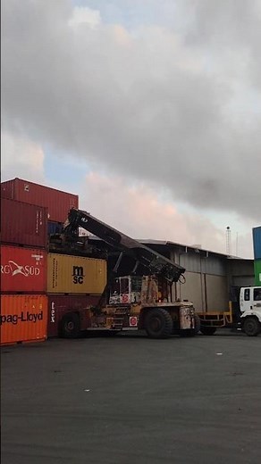 Kalmar Reach stacker with a tilting spreader for container handling #stacker #reach #driving