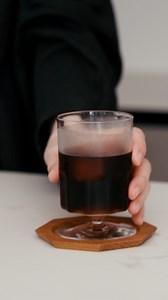 CAFICT on Instagram: "レギュラーコーヒー/粉カテゴリーで国内売上No.1である「ゴールドスペシャル」ブランドのアイスコーヒーバッグです☕️水につけるだけで本格的なアイスコーヒーができる「UCC ゴールドスペシャル コーヒーバッグ 水淹れアイスコーヒー」は夜に仕込むだけで翌朝にはおいしいアイスコーヒーができあがります。 キリッとした苦味と水淹れならではのまろやかで後味すっきりなコーヒーです。 個包装の水淹れコーヒーバッグ、特に忙しい朝にあるとやっぱり便利🌞 #UCCのおいしい事実 ＃ゴスペ水淹れアイスコーヒー#UCC #アイスコーヒー #ゴールドスペシャル #水淹れアイスコーヒー #PR #cafict #coffee #youtube @uccueshimacoffee"