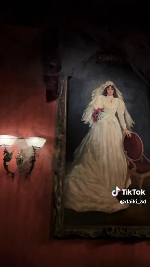 世界最恐と言われているディズニーランドパリのホーンテッドマンション、ファントムマナー💀 エリア丸ごとの壮大なストーリーと世界観に魅了される人も少なくないはず！ オペラ座の怪人からも少し影響を受けてるみたいだよ！ #ディズニー #ディズニーランドパリ #パリディズニー #海外ディズニー #disney #disneylandparis #phantommanor