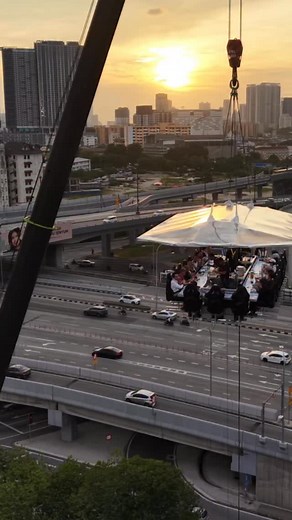6.3K views · 87 reactions | Salah satu pengalaman makan malam ‘pop-up’ yang paling menarik di Kuala Lumpur, Dinner In The Sky Malaysia (DITS), telah kembali setelah berehat selama lima tahun, kali ini dengan lokasi baharu yang menawarkan pemandangan menakjubkan dari TREC di sepanjang Jalan Tun Razak @ditsmalaysia | SAYS SEISMIK | Facebook
