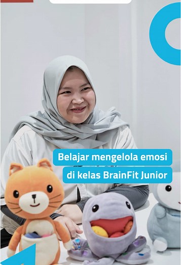 Bagaimana anak belajar mengelola emosi dengan cara seru dan sehat? Di kelas BrainFit Junior, Miss Bila dibantu Kimochis® untuk membuat suasana belajar jadi menyenangkan! Parents, pernah coba Kimochis®? Bagikan tips atau metode favorit Anda di kolom komentar! 👇 #BrainFit #BrainFitIndonesia #EmotionalIntelligence #EQ #EmotionalSkills
