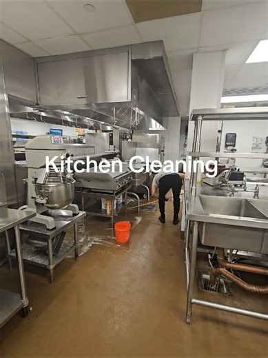 Commercial kitchen cleaning. This 2026 go big and work hard to get those commercial customers #commercialcleaning #fyp #cleaningbusinessowner #limpiezacomercial #kitchendeepclean #kitchenequipment #restaurantdeepcleaning